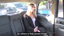 Красотка из Голландии вставляет в себя довольно большой пенис в фейковом такси! Весело!